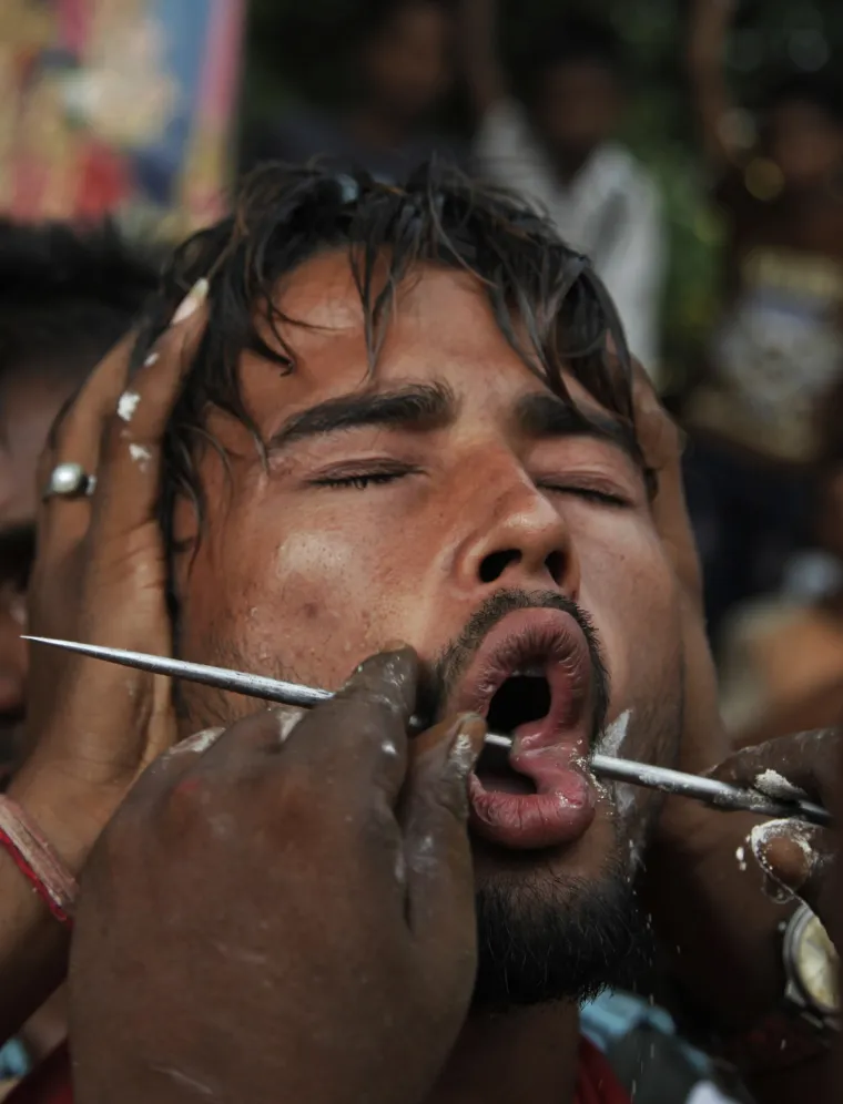 Ritual u Hinduizmu prilikom kojeg vjernici nanose sebi &scaron;to veću bol kako bi bili u milosti bogova.