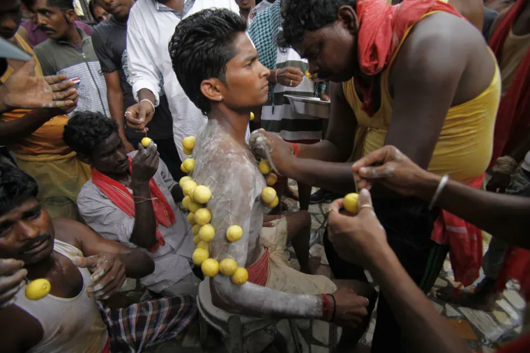Ritual u Hinduizmu prilikom kojeg vjernici nanose sebi &scaron;to veću bol kako bi bili u milosti bogova.
