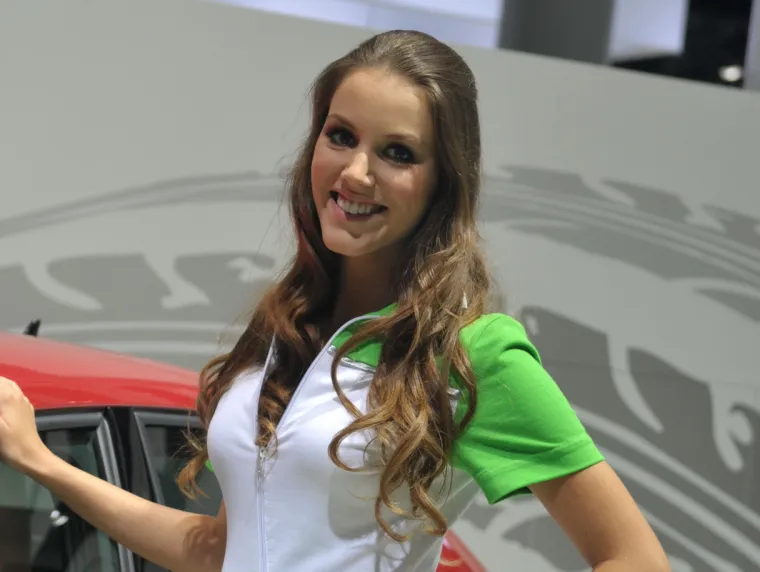 Atraktivne hostese mamile poglede fanova