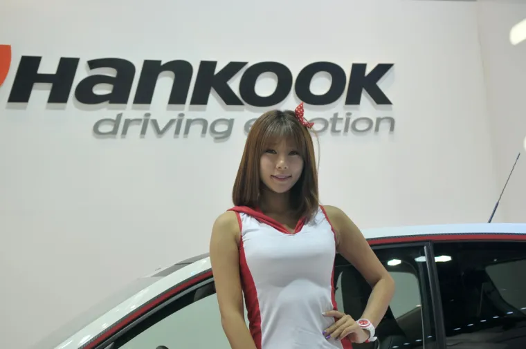 Atraktivne hostese mamile poglede fanova