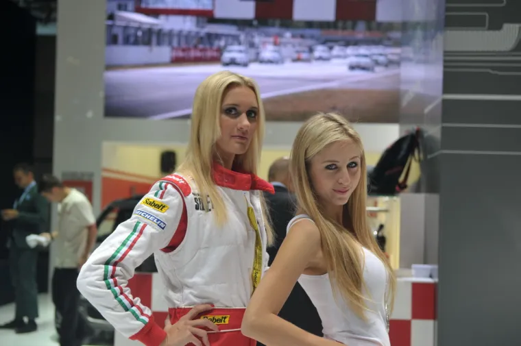 Atraktivne hostese mamile poglede fanova