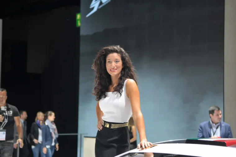 Atraktivne hostese mamile poglede fanova