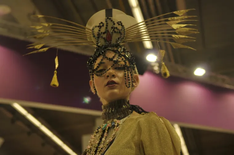 Atraktivne hostese mamile poglede fanova