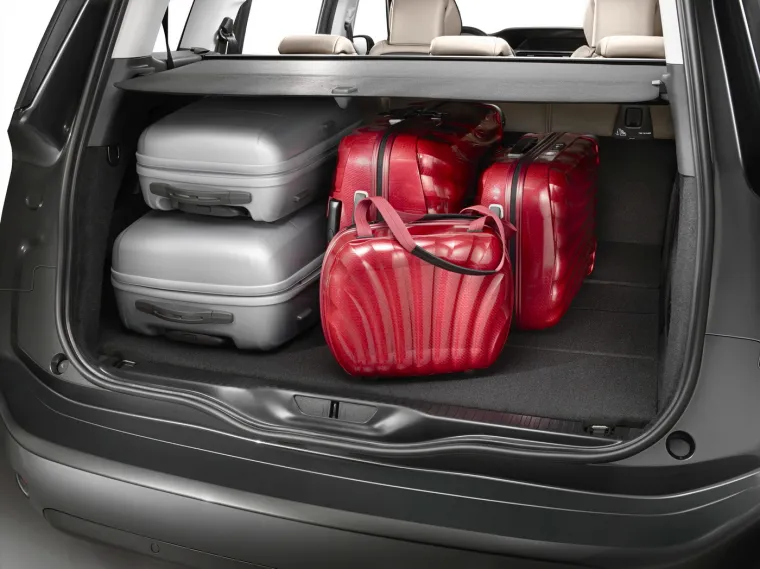 Nova modularna platforma EMP2 (Efficient Modular Platform 2) omogućuje korištenje posebno dugog međuosovinskog razmaka od 2,84 m (najveći u klasi) koji, istodobno zadržavajući duljinu prethodne generacije (4,59 m), nudi veću modularnost s trećim redom sklopivih sjedala za prevoženje sedam osoba, prostornost s najviše prostora u segmentu u drugom i trećem redu sjedala, lakoću pristupa, pogotovo trećem redu, zahvaljujući prilagođenim otvorima vrata, te prostranost prtljažnog prostora s prtljažnikom čiji je obujam veći za 69 litara (645 litara VDA i više od 700 litara kad je drugi red sjedala pomaknut sasvim naprijed).