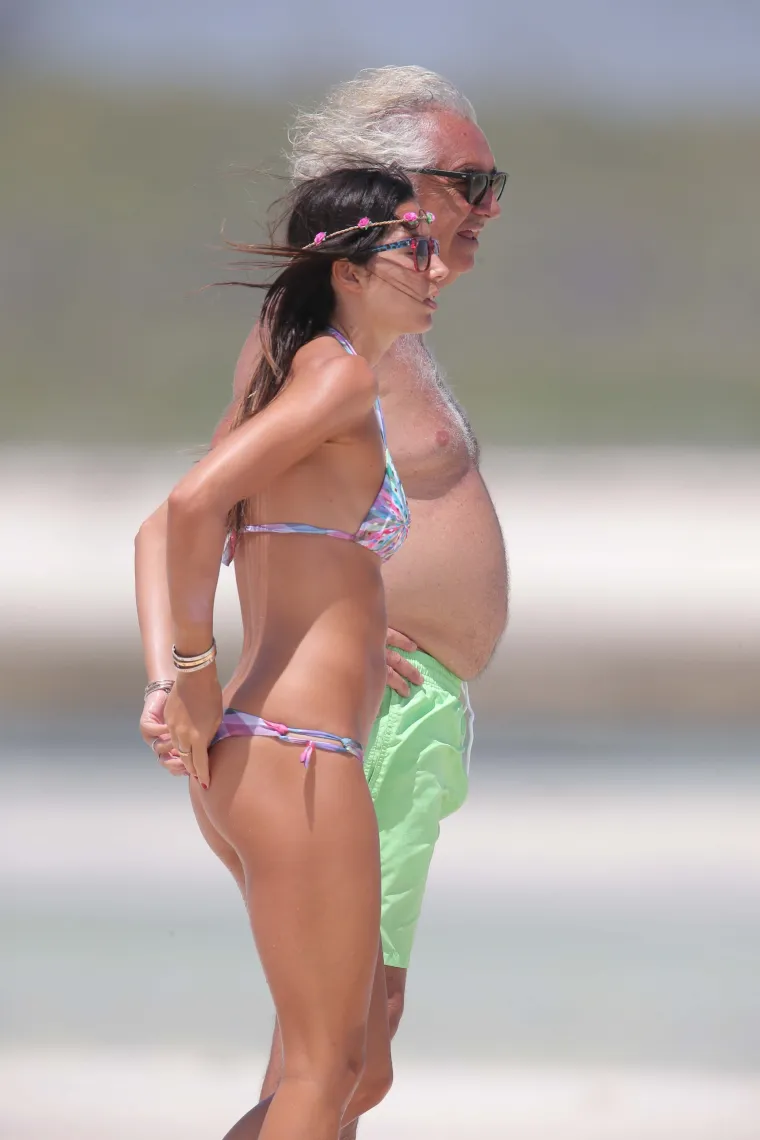 Na plaži izmjenjivao nježnosti s mlađahnom suprugom