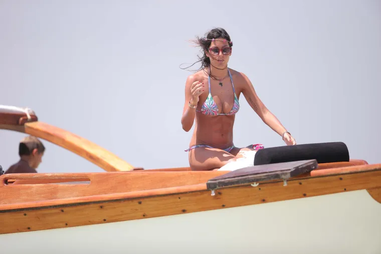 Na plaži izmjenjivao nježnosti s mlađahnom suprugom