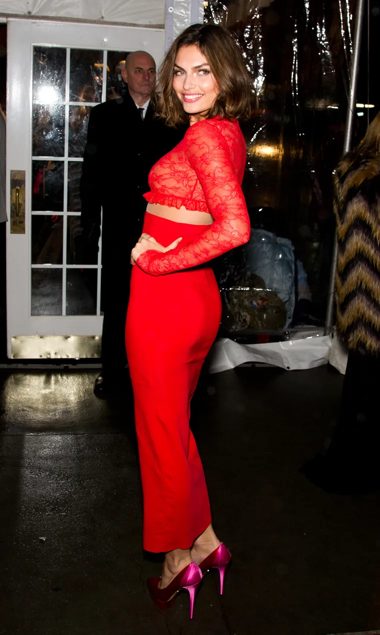 Manekenke u izazovnim prozirnim haljinama