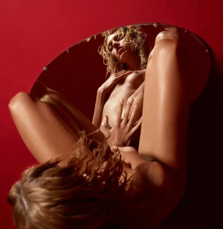 Gole manekenke pokazale sve atribute u seksi crvenom editorijalu