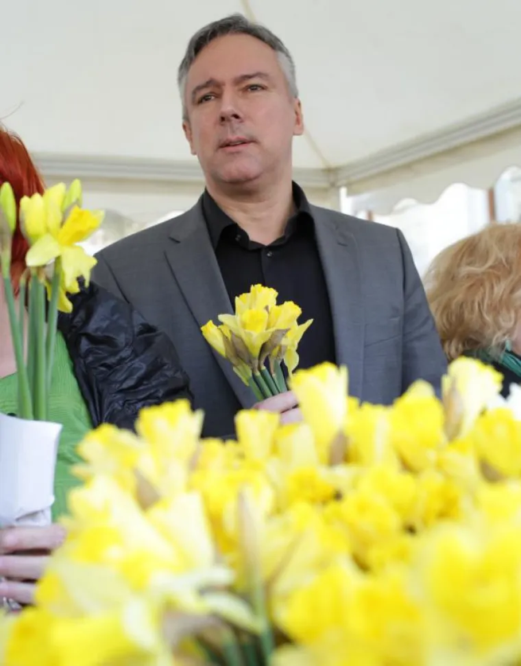 Dan narcisa: Poznati prodavali narcise građanima