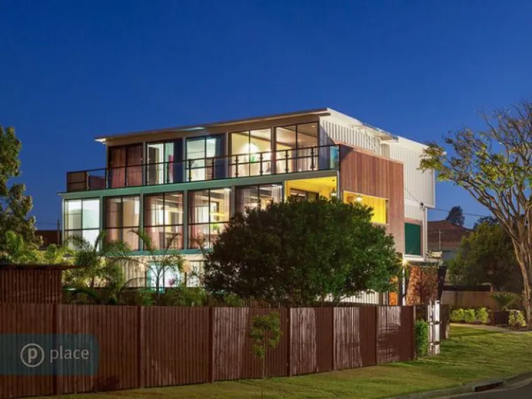 Ogromna kućerina od brodskih kontejnera