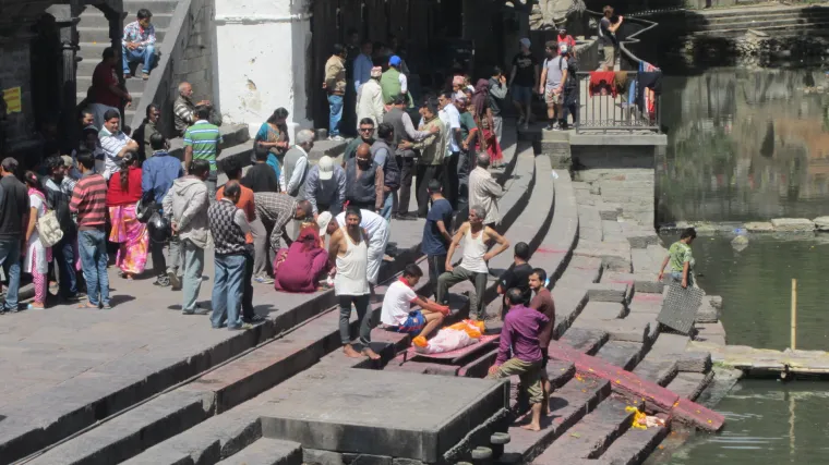 Pashupatinath se smjestio uz rijeku Bagmati – svetoj rijeci za hinduse