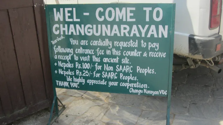 Radi se o malom selu udaljenom tridesetak minuta od Katmandua. Na vrhu brda do kojeg vodi jedna glavna ulica je hram posvećen bogu Višnu, za kojeg se smatra da je jedan od najstarijih hramova u Nepalu