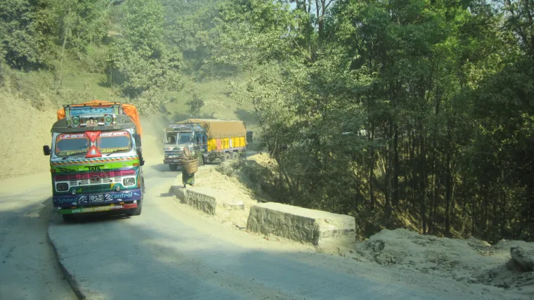 Nepalci ovu cestu službeno smatraju autocestom, iako ima samo po jedan trak u svakom smjeru