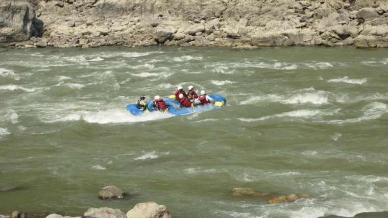 Prije samog spuštanja skiper će vas rasporediti na najbolji način da raft bude izbalansiran pa tako „najjači“ idu naprijed , dok „najslabiji“ sjede pri kraju rafta.