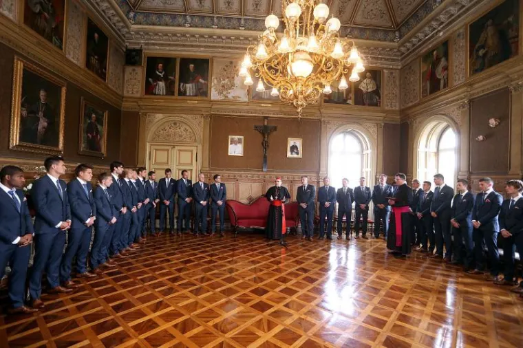 Niko Kovač s dečkima na Kaptolu, Bozaniću poklonili dres