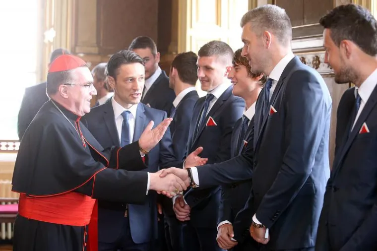 Niko Kovač s dečkima na Kaptolu, Bozaniću poklonili dres