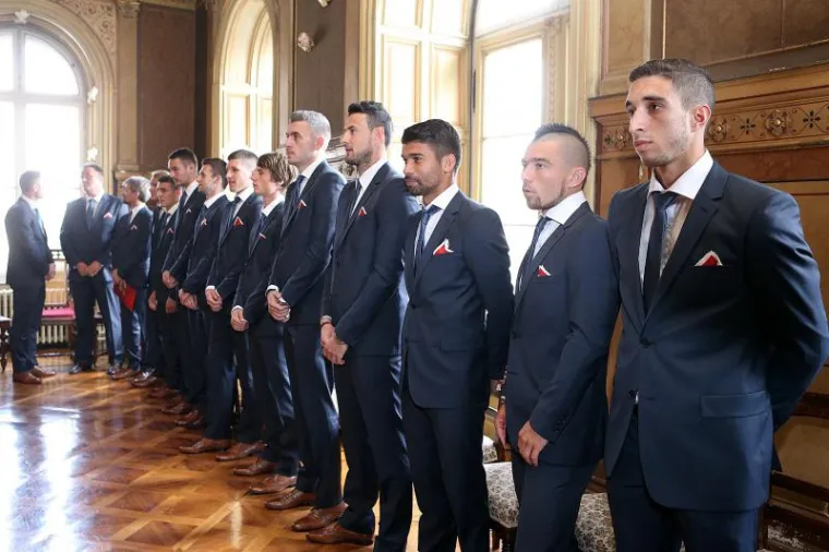 Niko Kovač s dečkima na Kaptolu, Bozaniću poklonili dres