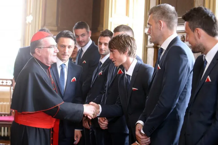 Niko Kovač s dečkima na Kaptolu, Bozaniću poklonili dres