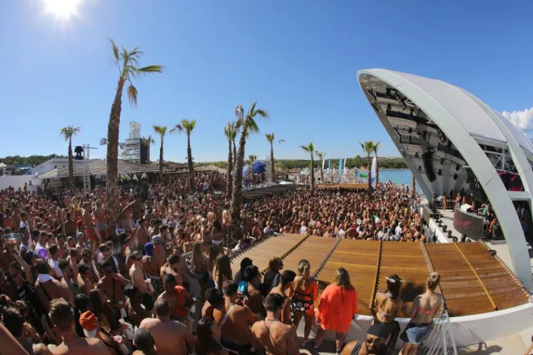 Sezona službeno počela na Zrću: Lijepe žene zavladale Hideoutom