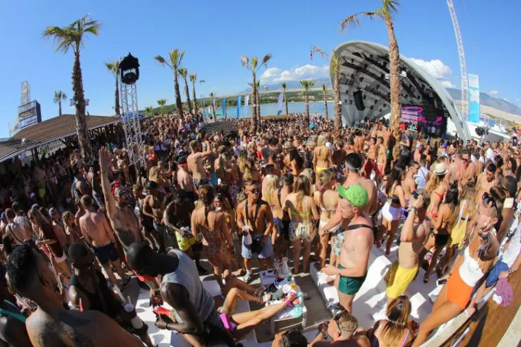 Sezona službeno počela na Zrću: Lijepe žene zavladale Hideoutom