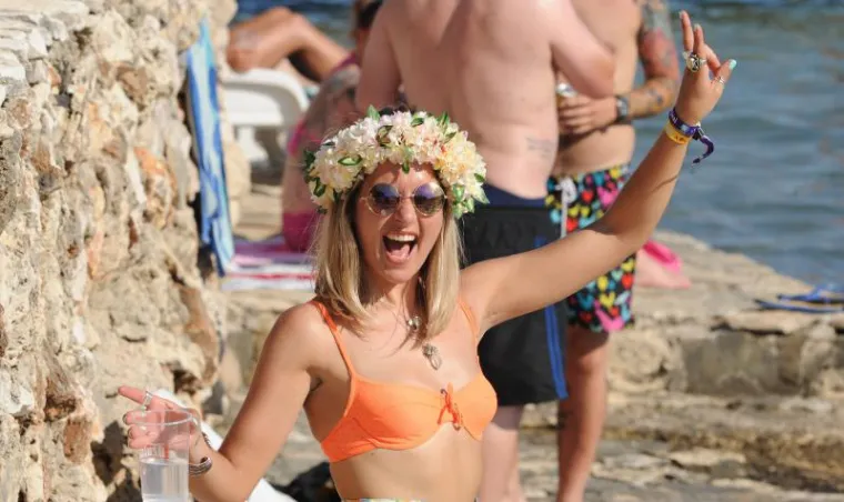 Užarena atmosfera i gole grudi u Tisnom