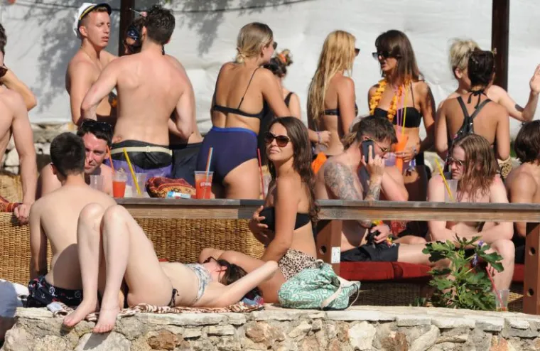 Užarena atmosfera i gole grudi u Tisnom