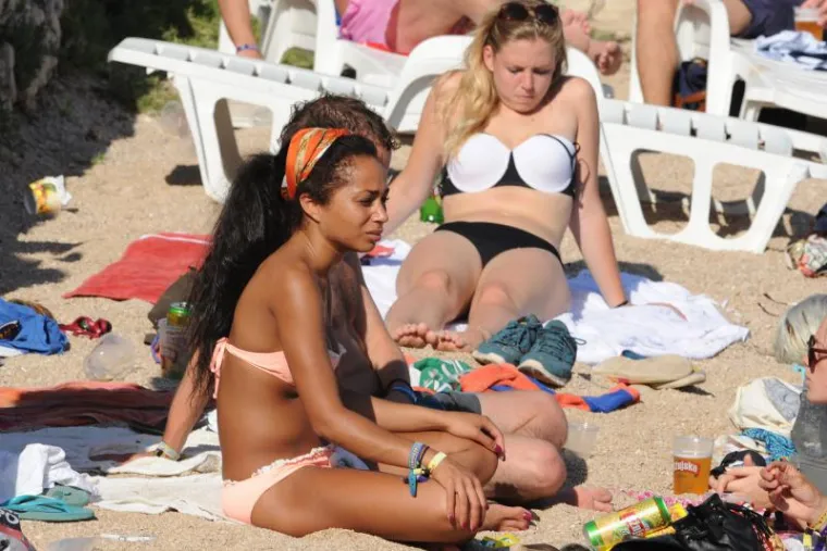 Užarena atmosfera i gole grudi u Tisnom