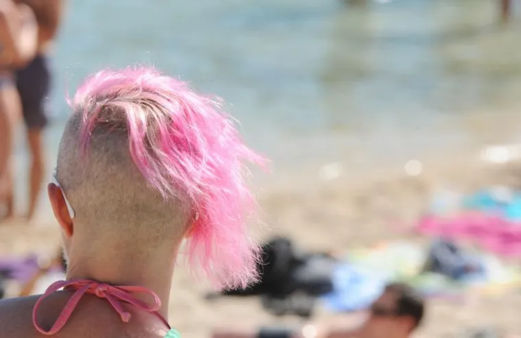 Ludi tulumi na plaži u Tisnom ne prestaju