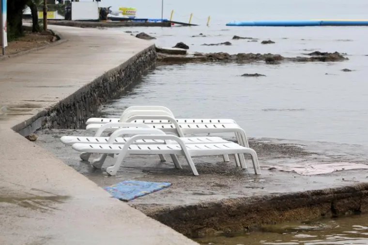 Ki&scaron;a potjerala turiste s plaža