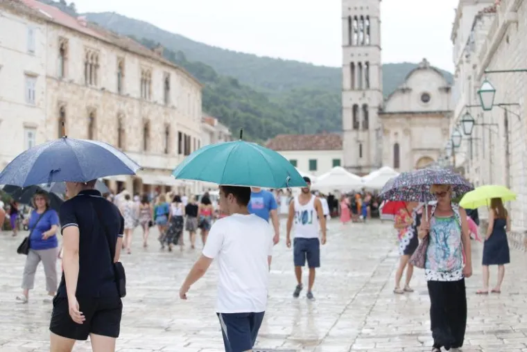 Ki&scaron;a potjerala turiste s plaža