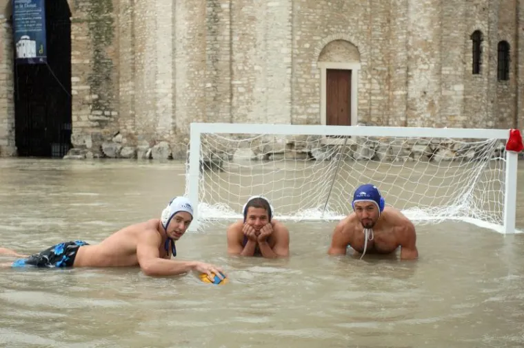 Zadrani zaigrali vaterpolo na potopljenom Forumu!