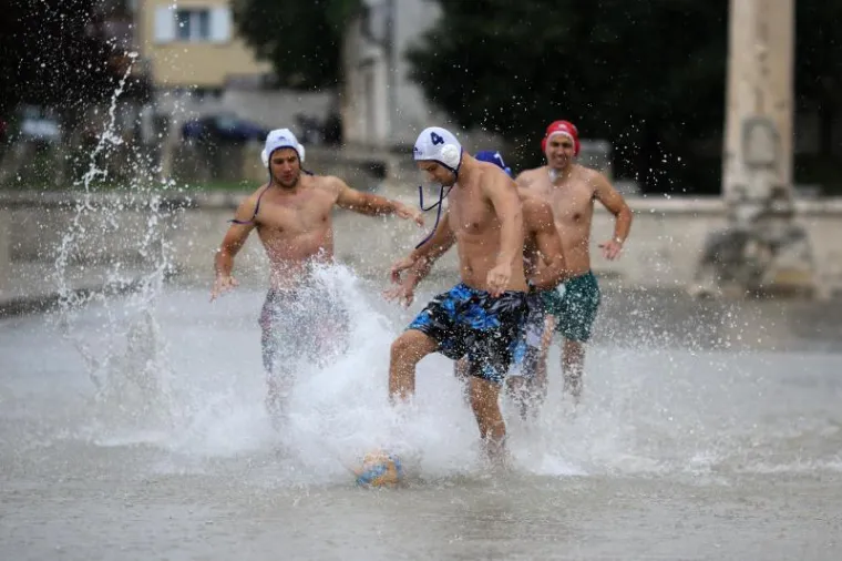 Zadrani zaigrali vaterpolo na potopljenom Forumu!