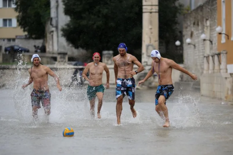 Zadrani zaigrali vaterpolo na potopljenom Forumu!