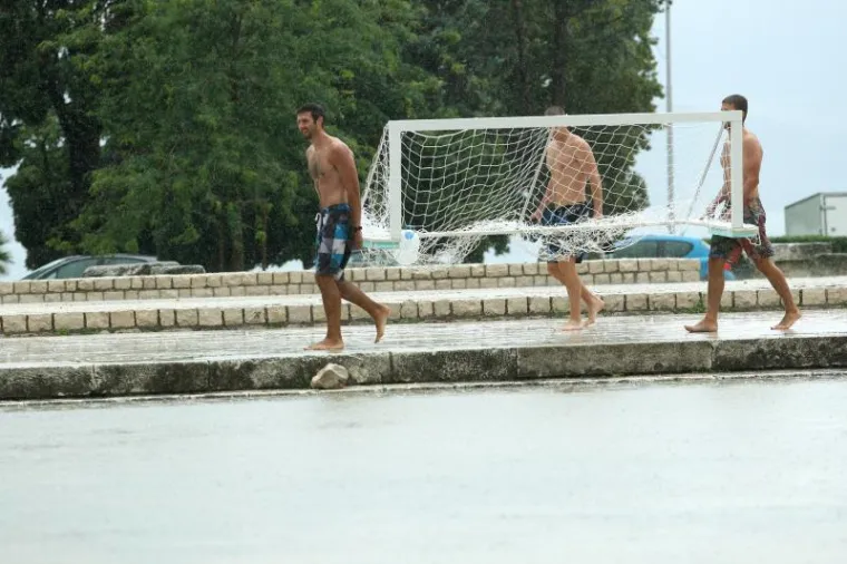 Zadrani zaigrali vaterpolo na potopljenom Forumu!