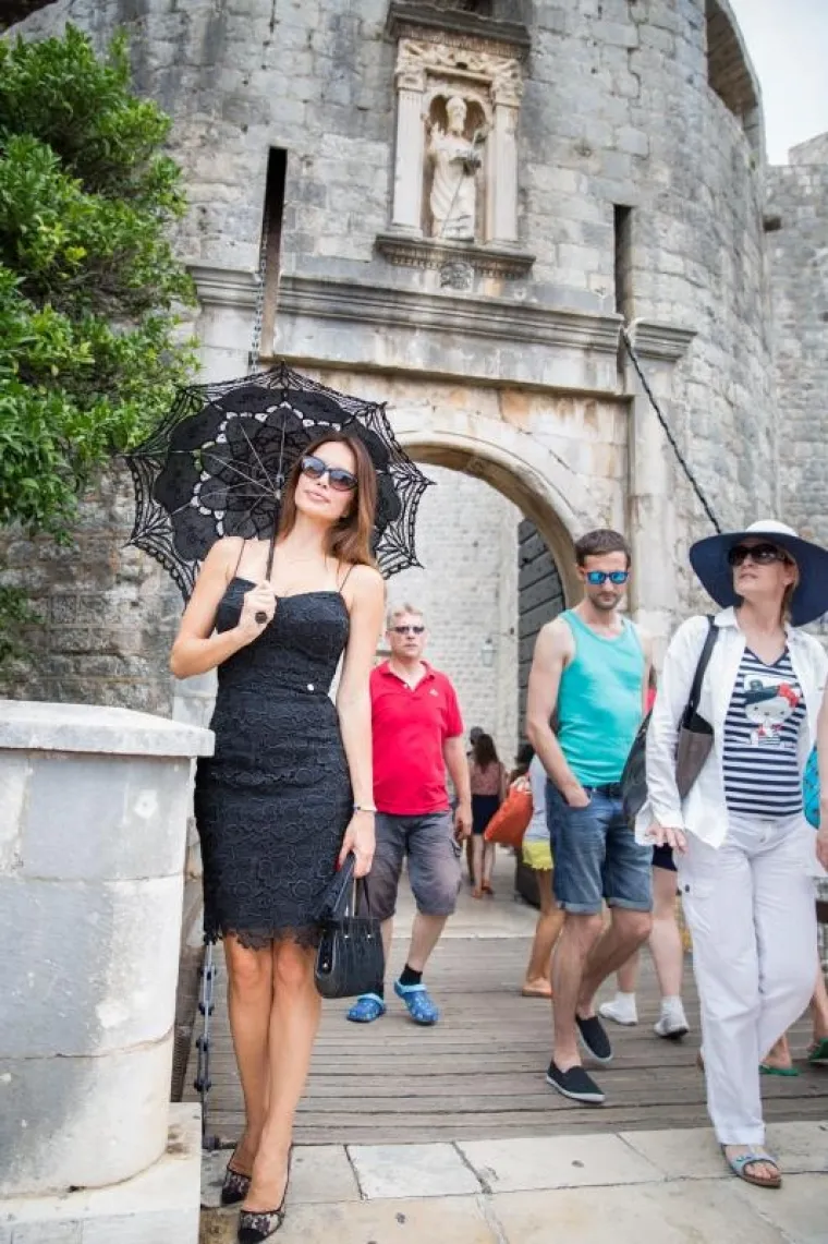 Severina sva u čipki na Stradunu privlačila brojne poglede