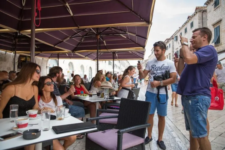 Severina sva u čipki na Stradunu privlačila brojne poglede