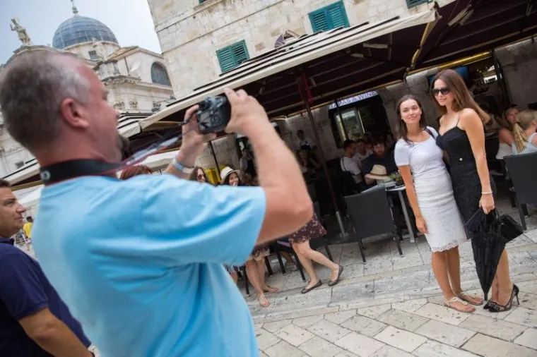 Severina sva u čipki na Stradunu privlačila brojne poglede