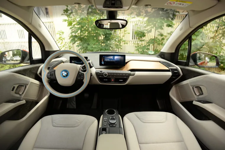Tu i tamo su i dalje neki prepoznatljivi elementi iz klasičnih BMW-a poput prekidača za svjetla, podizača prozora i otvora ventilacije ali u svemu ostalome ovo je nešto sasvim posebno. Ispred vozača je klasični mali tablet dok je drugi, veći, na sredini prednje armature izrađene od bambusova drva dok su naizgled plastične oplate u stvari od prešane vune. Tipke za upravljanje su smještene na upravljaču ili možete koristiti između sjedala postavljeni gumb i-drivea.