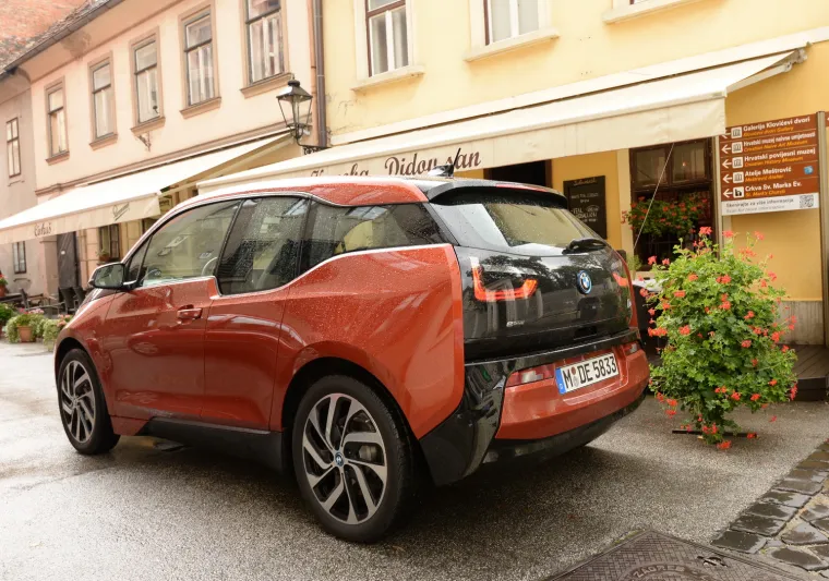 BMW i3 je konstruiran ne kao klasični kompakt već kao i većina sportskih automobila. Prednji i stražnji ovjes povezuje aluminijska šasija, a elektromotor je ugrađen straga. Postoji i mogućnost verzije s produljenim dometom i dodatnim dvocilindarskim benzincem) .