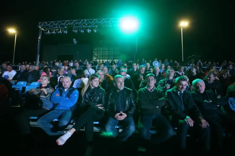 Ana Šimić s dečkom gledala natjecanje pokraj gradskih fontana
