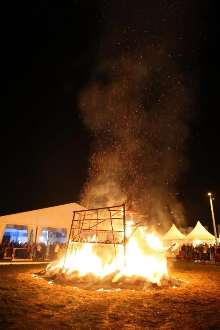 Vandali zapalili slamnatog mamuta na Bundekfestu