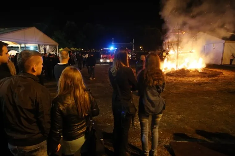Vandali zapalili slamnatog mamuta na Bundekfestu