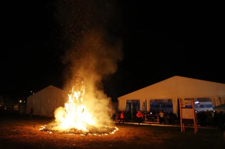 Vandali zapalili slamnatog mamuta na Bundekfestu