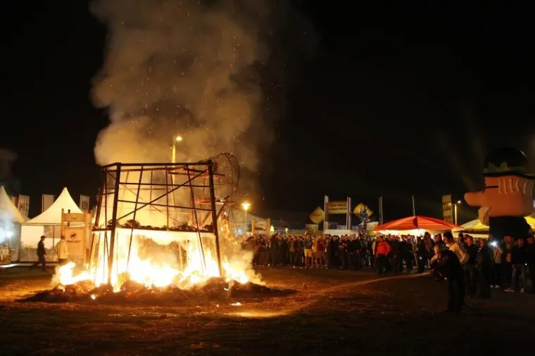 Vandali zapalili slamnatog mamuta na Bundekfestu