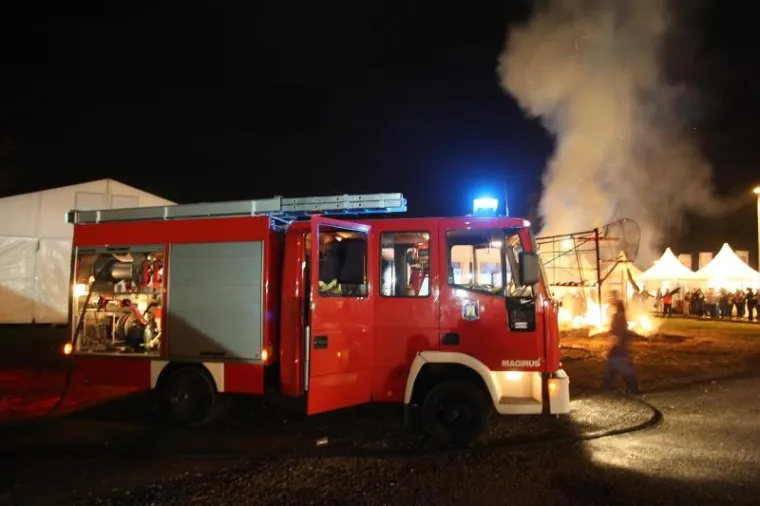 Vandali zapalili slamnatog mamuta na Bundekfestu