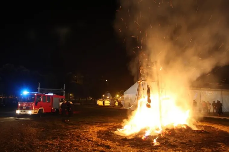 Vandali zapalili slamnatog mamuta na Bundekfestu