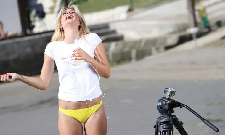 Nasljednica Ane Sasso u mokroj majici iskače iz mora i viče: 'Pipiii!'