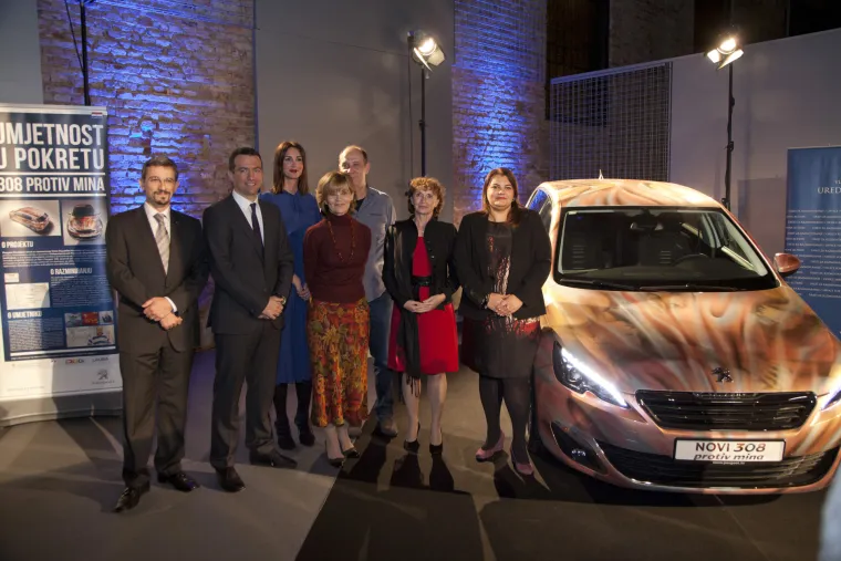 U umjetničkoj galeriji Lauba održano je svečano zatvaranje projekta '308 protiv mina' kojem su, među ostalima, bili nazočni ravnateljica Ureda za razminiranje Dijana Pleština, hrvatski umjetnik Lovro Artuković koji je oslikao Peugeot 308, francuska veleposlanica Francuske Michele Boccoz, Gordana Brlek iz tvrtke Peugeot Hrvatska, te zamjenik predsjednika Uprave RTL Hrvatska Ivan Lovreček.