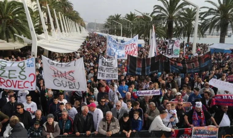 Na prosvjedu protiv HNS-a  splitsku Rivu okupiralo 30.000 navijača