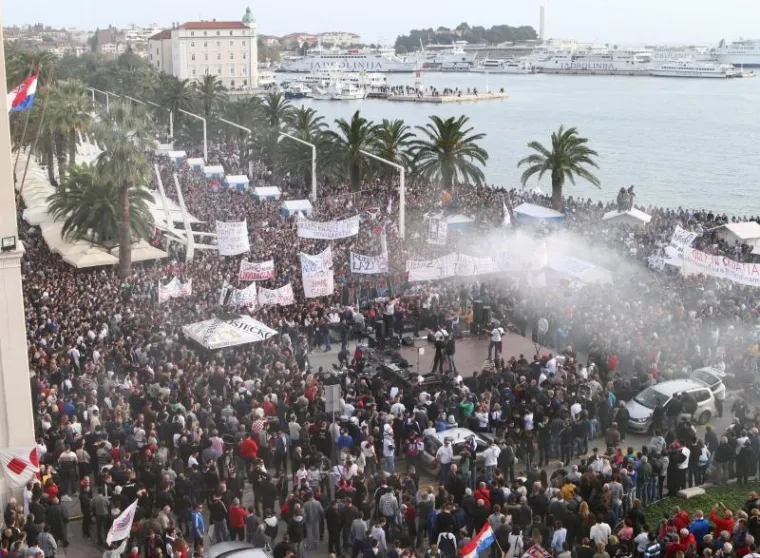 Na prosvjedu protiv HNS-a  splitsku Rivu okupiralo 30.000 navijača